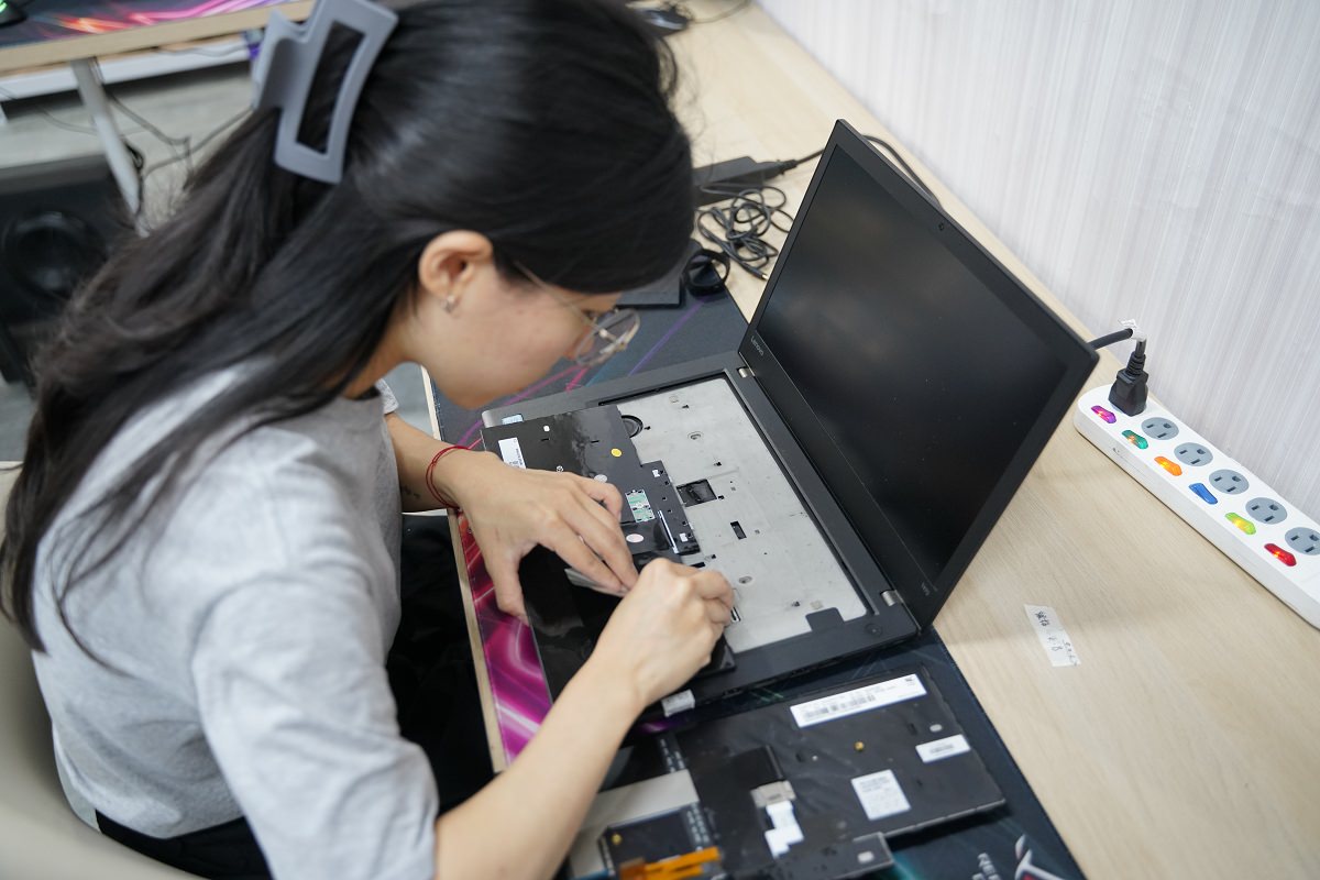 【台北二手電腦推薦】台北桌上型/筆記型電腦維修 百坪倉庫電腦配備齊全 茜仔筆電小舖 - 第12張圖 【台北二手電腦推薦】台北桌上型/筆記型電腦維修 百坪倉庫電腦配備齊全 茜仔筆電小舖