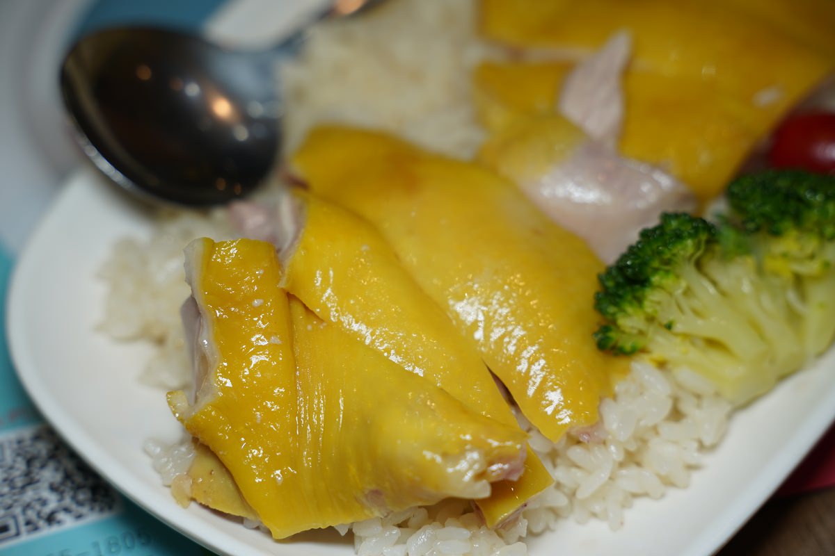 【五分埔美食推薦】新鮮溫體雞低溫烹煮 黑蒜湯底肉骨茶麵 星島海南雞飯松山店
