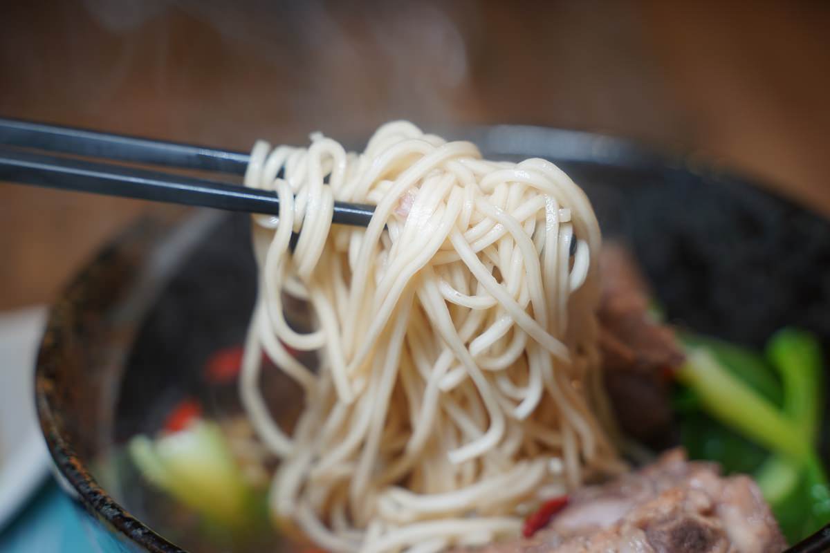 【五分埔美食推薦】新鮮溫體雞低溫烹煮 黑蒜湯底肉骨茶麵 星島海南雞飯松山店
