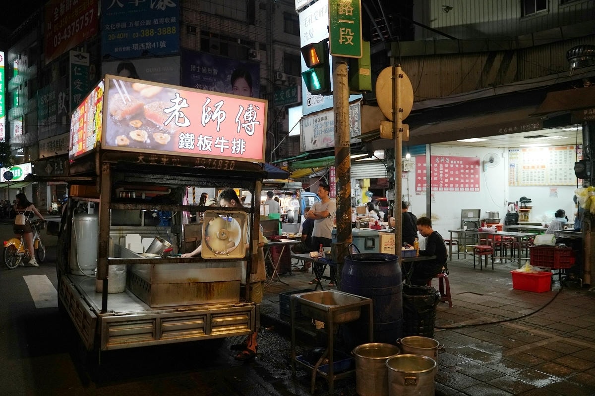 【老師傅鐵板牛排】中壢隱藏版宵夜好選擇 特色炒鍋鐵板麵發財車牛排 美味必點黃金雞排軟嫩可口 - 第3張圖 【老師傅鐵板牛排】中壢隱藏版宵夜好選擇 特色炒鍋鐵板麵發財車牛排 美味必點黃金雞排軟嫩可口