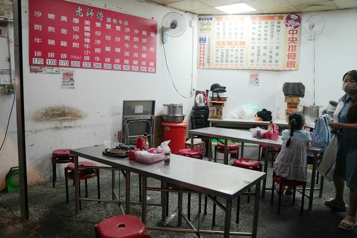 【老師傅鐵板牛排】中壢隱藏版宵夜好選擇 特色炒鍋鐵板麵發財車牛排 美味必點黃金雞排軟嫩可口 - 第5張圖 【老師傅鐵板牛排】中壢隱藏版宵夜好選擇 特色炒鍋鐵板麵發財車牛排 美味必點黃金雞排軟嫩可口