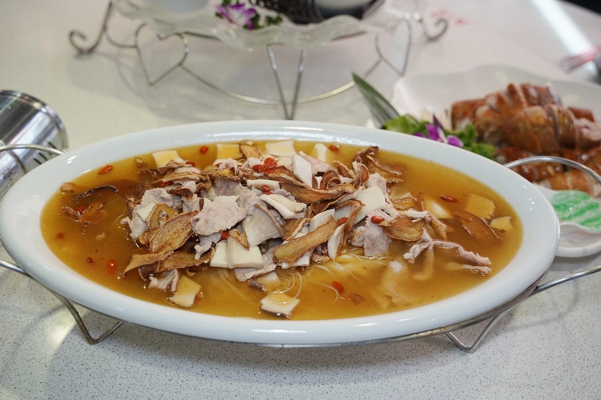 【桃園大溪聚餐餐廳推薦】石門水庫活魚餐廳好選擇 超高CP值桌菜料理 山霸王活魚土雞餐廳