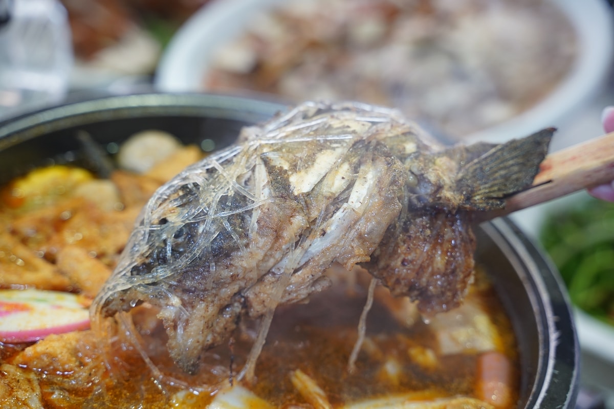 【桃園大溪聚餐餐廳推薦】石門水庫活魚餐廳好選擇 超高CP值桌菜料理 山霸王活魚土雞餐廳