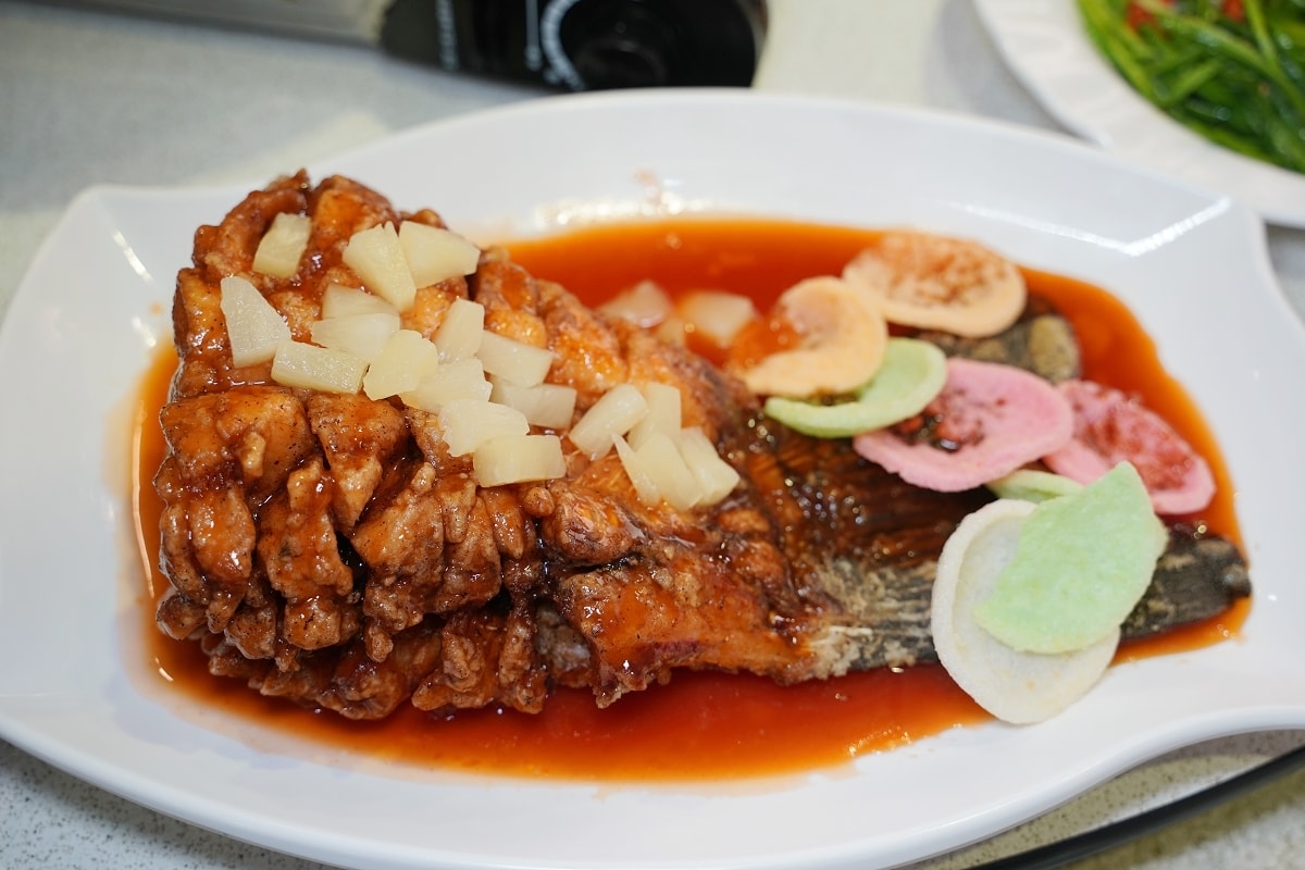 【桃園大溪聚餐餐廳推薦】石門水庫活魚餐廳好選擇 超高CP值桌菜料理 山霸王活魚土雞餐廳