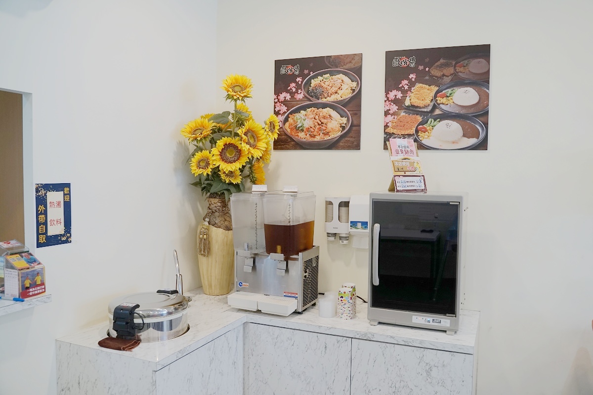 【台東咖哩飯推薦】內用飲料湯品無限量供應 美味必點起司豬排蛋包飯 台東歐喀醬咖哩 - 第4張圖 【台東咖哩飯推薦】內用飲料湯品無限量供應 美味必點起司豬排蛋包飯 台東歐喀醬咖哩