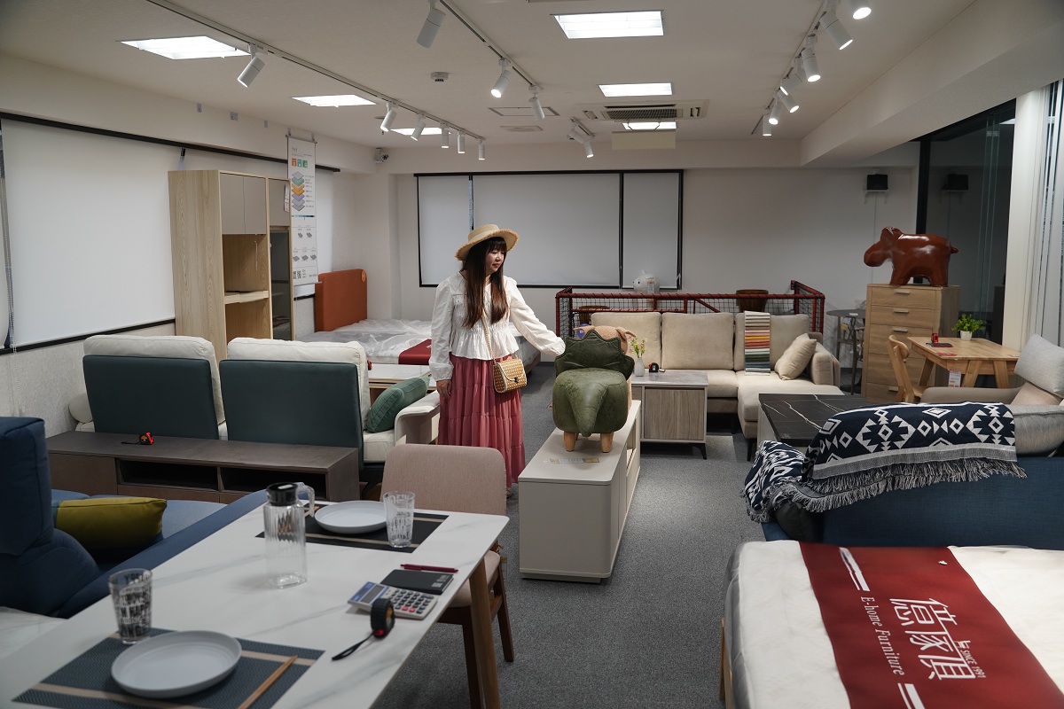 【億家具卸売倉庫】台灣知名家具批發倉庫插旗日本大阪 台灣製家具/客製化沙發/床墊通通買得到