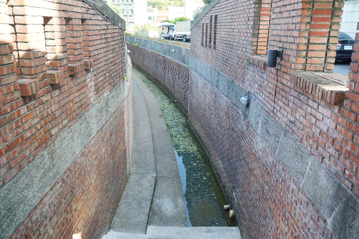 【宜蘭蘇澳免費景點推薦】低溫白礦泉免費大眾池 泡腳戲水區親子玩水好去處 阿里史冷泉