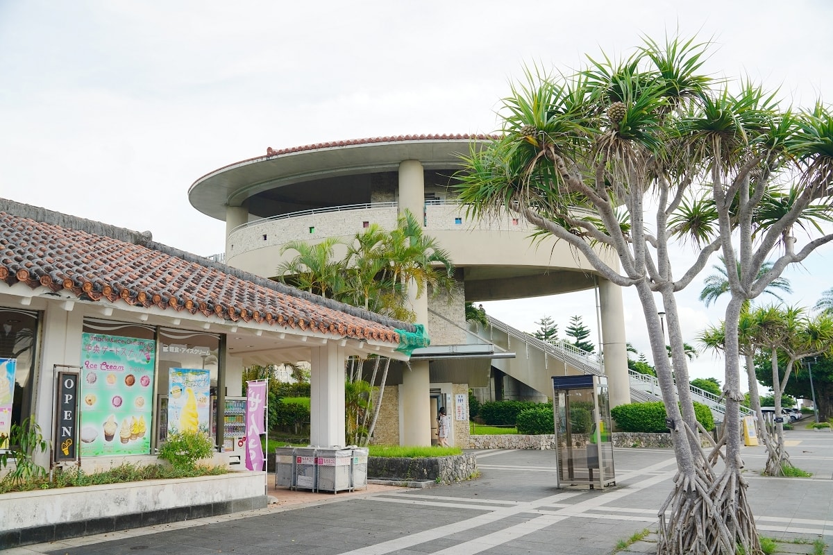 【沖繩美麗海水族館巴士搭乘心得分享】沖繩自由行不自駕超方便 那霸巴士總站11號月台117號高速巴士