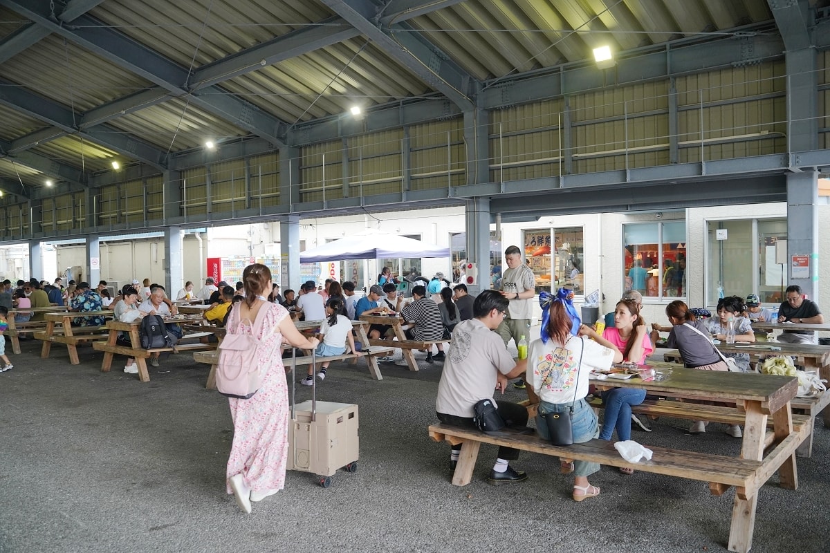 【沖繩海鮮市場推薦】海鮮控必訪沖繩超高CP值海鮮批發市場 鹽烤海鮮生魚片生蠔吃飽飽 糸滿市物產中心/漁市場