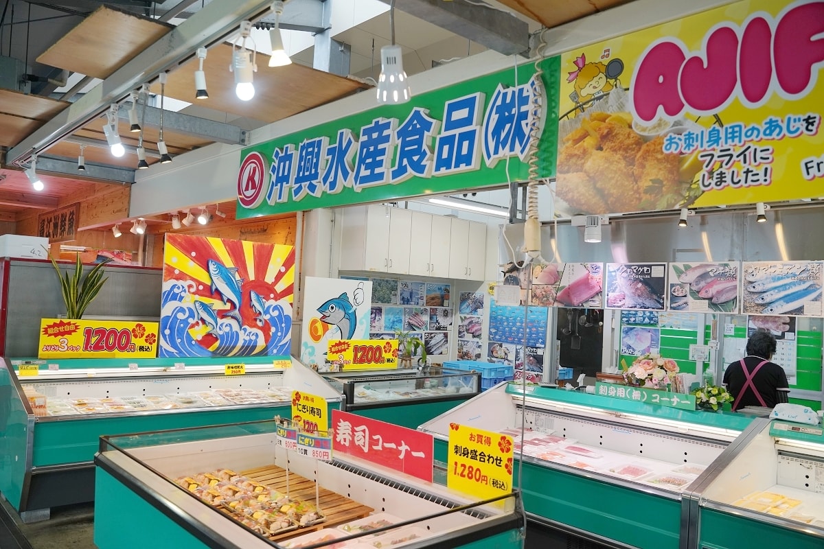 【沖繩海鮮市場推薦】海鮮控必訪沖繩超高CP值海鮮批發市場 鹽烤海鮮生魚片生蠔吃飽飽 糸滿市物產中心/漁市場