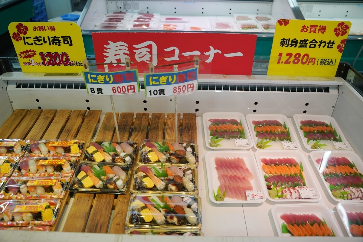 【沖繩海鮮市場推薦】海鮮控必訪沖繩超高CP值海鮮批發市場 鹽烤海鮮生魚片生蠔吃飽飽 糸滿市物產中心/漁市場