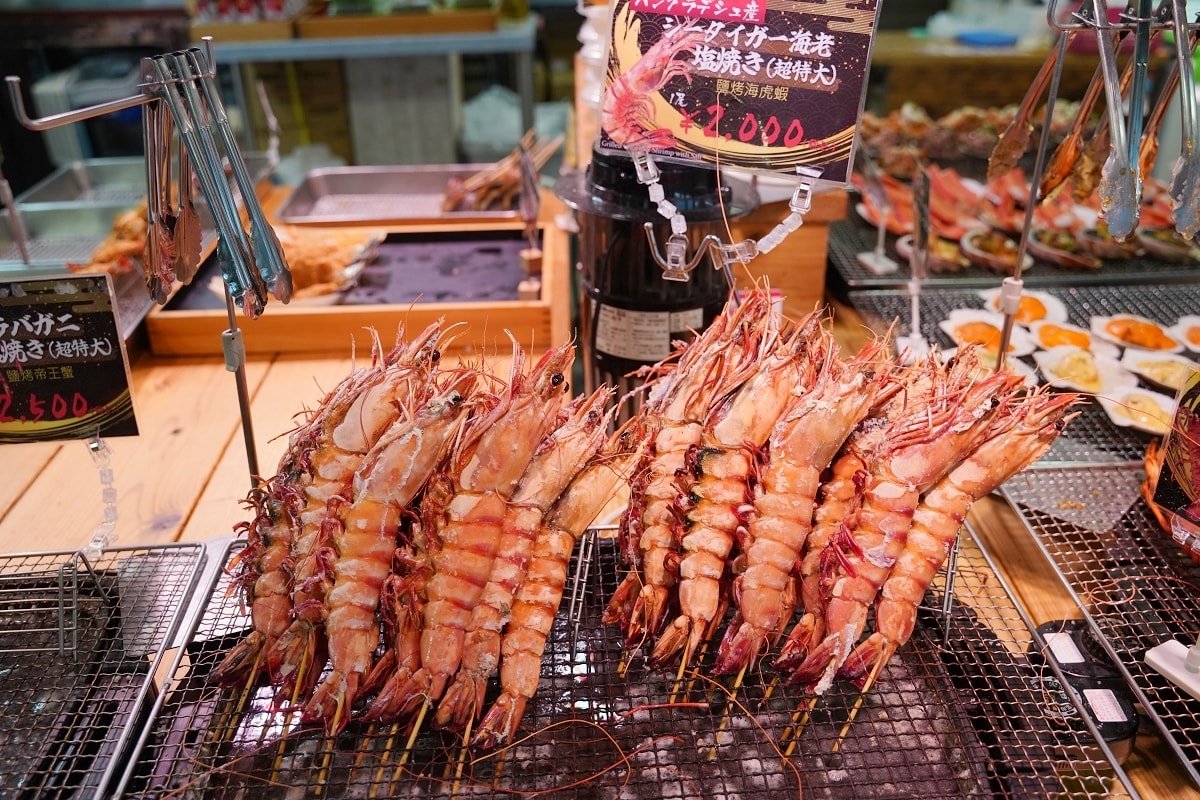 【沖繩海鮮市場推薦】海鮮控必訪沖繩超高CP值海鮮批發市場 鹽烤海鮮生魚片生蠔吃飽飽 糸滿市物產中心/漁市場