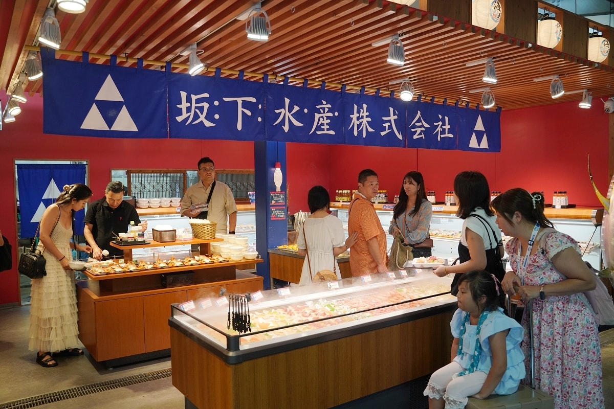 【沖繩海鮮市場推薦】海鮮控必訪沖繩超高CP值海鮮批發市場 鹽烤海鮮生魚片生蠔吃飽飽 糸滿市物產中心/漁市場