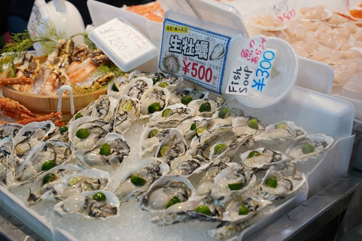 【沖繩海鮮市場推薦】海鮮控必訪沖繩超高CP值海鮮批發市場 鹽烤海鮮生魚片生蠔吃飽飽 糸滿市物產中心/漁市場