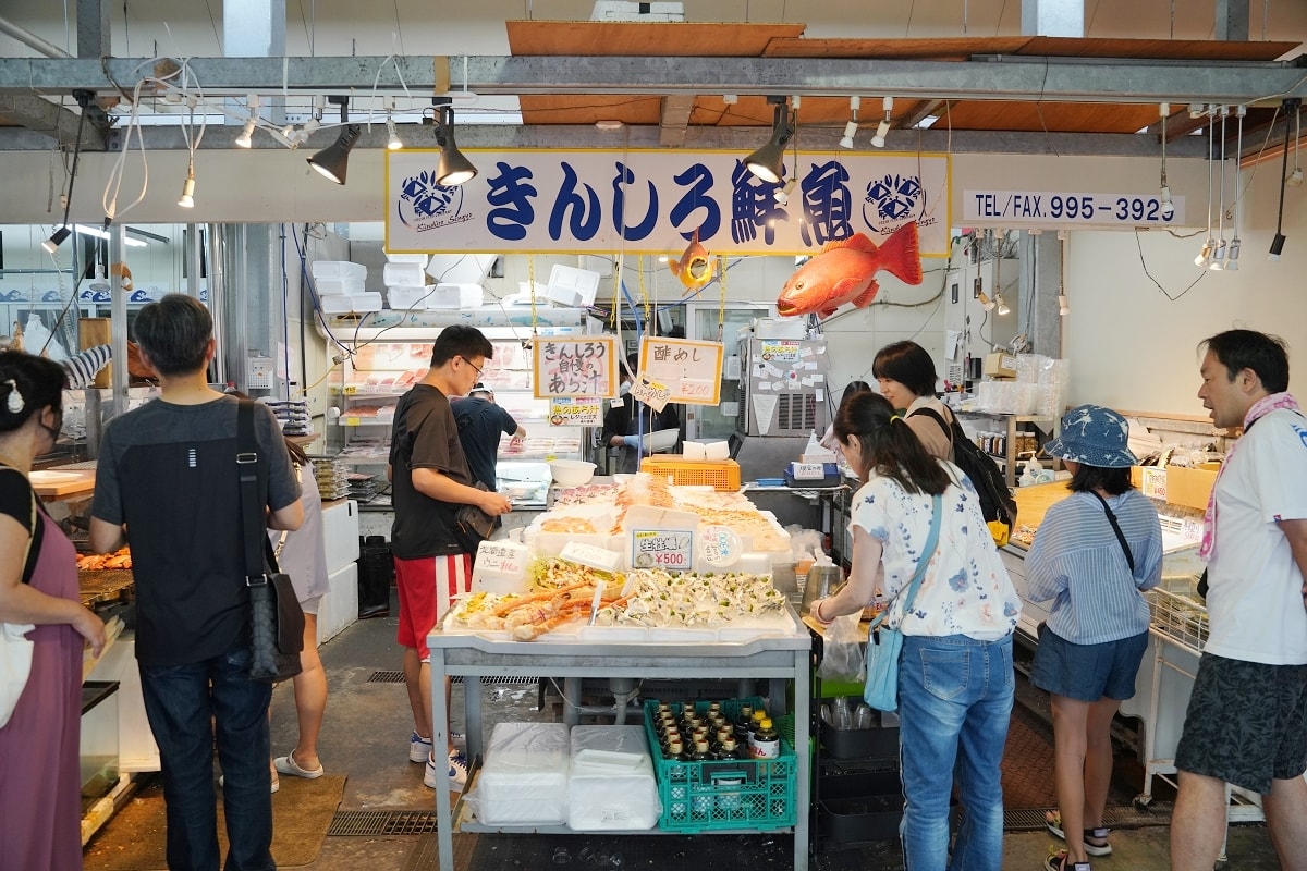 【沖繩海鮮市場推薦】海鮮控必訪沖繩超高CP值海鮮批發市場 鹽烤海鮮生魚片生蠔吃飽飽 糸滿市物產中心/漁市場