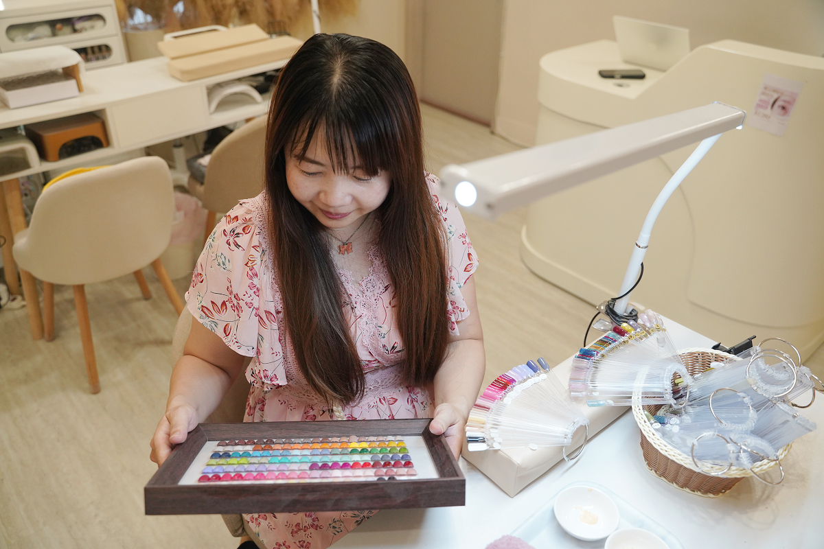 【Winnie美學忠孝館】台北東區美甲推薦 夏日嫩白護理手部基礎保養 跳色貓眼磁石光澤高級感美甲設計