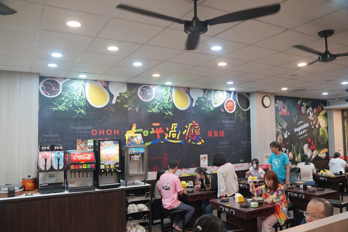 【大呼過癮臭臭鍋南崁仁愛店】桃園蘆竹南崁小火鍋推薦 滷肉飯/王子麵/冰沙機/霜淇淋無限量供應 - 第3張圖 【大呼過癮臭臭鍋南崁仁愛店】桃園蘆竹南崁小火鍋推薦 滷肉飯/王子麵/冰沙機/霜淇淋無限量供應