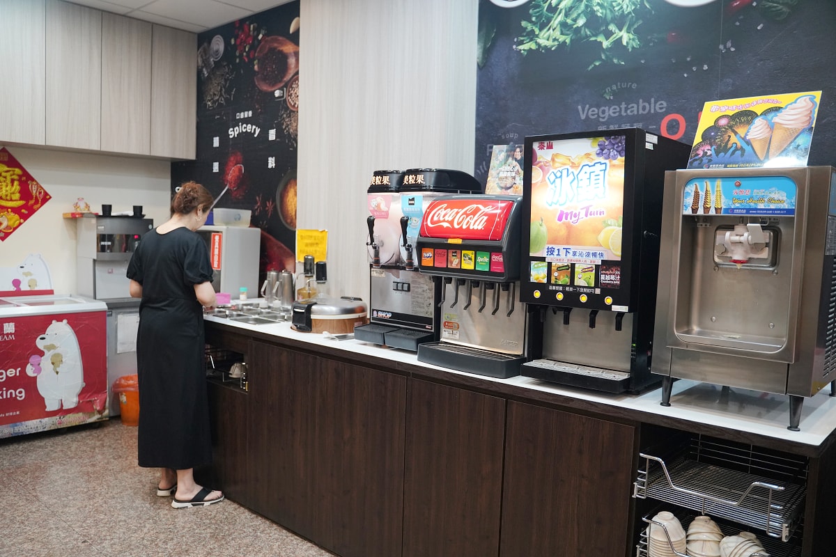 【大呼過癮臭臭鍋南崁仁愛店】桃園蘆竹南崁小火鍋推薦 滷肉飯/王子麵/冰沙機/霜淇淋無限量供應 - 第5張圖 【大呼過癮臭臭鍋南崁仁愛店】桃園蘆竹南崁小火鍋推薦 滷肉飯/王子麵/冰沙機/霜淇淋無限量供應