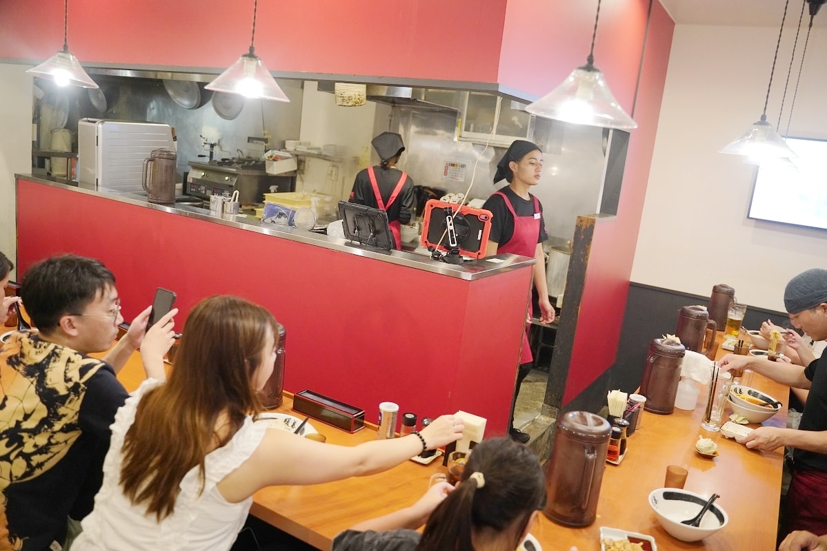 【暖暮拉麵那霸牧志店】沖繩國際通美食推薦 沖繩宵夜好選擇 開幕於2007年 純正豬骨湯頭