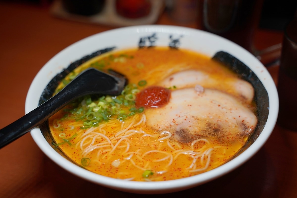 【暖暮拉麵那霸牧志店】沖繩國際通美食推薦 沖繩宵夜好選擇 開幕於2007年 純正豬骨湯頭