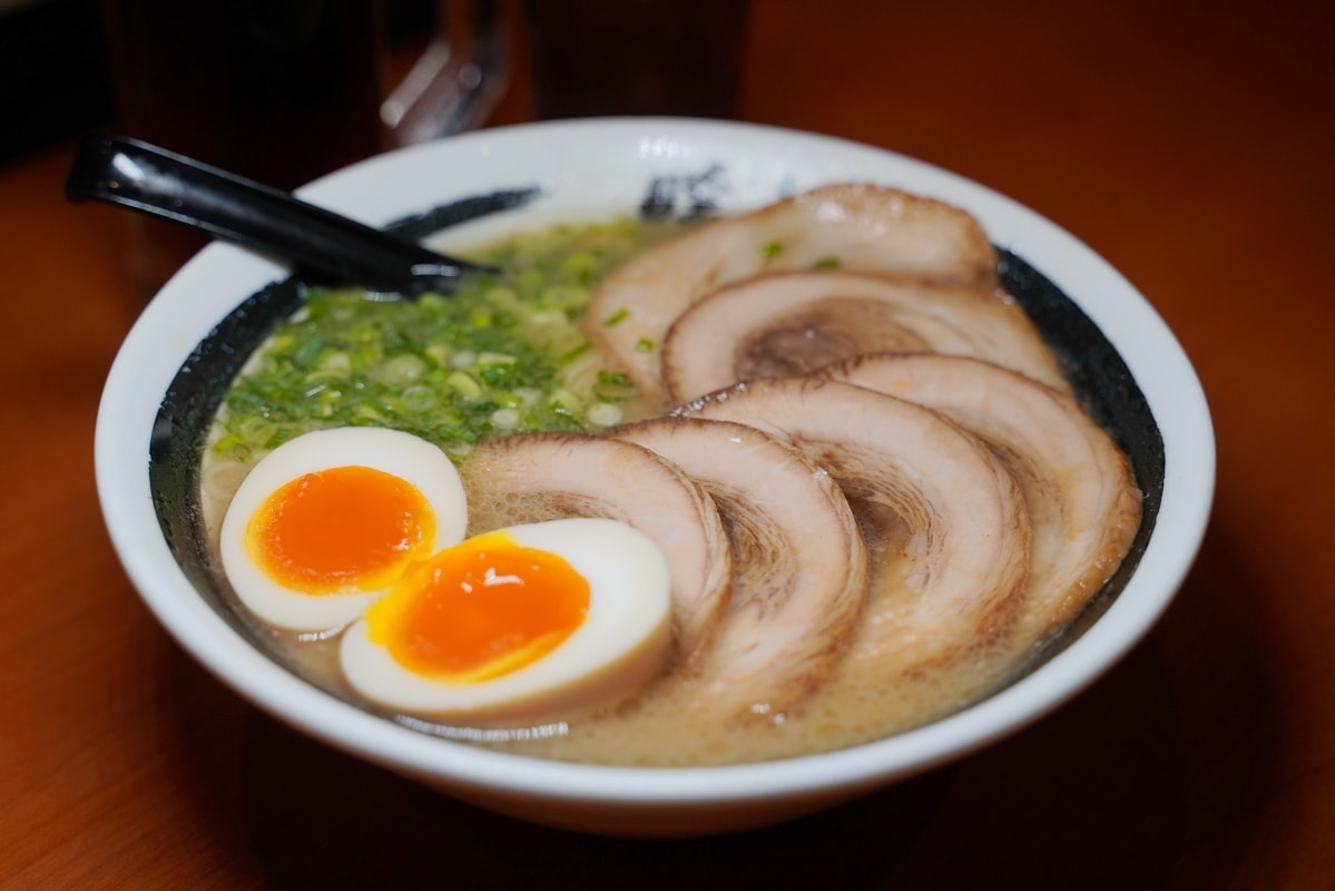 【暖暮拉麵那霸牧志店】沖繩國際通美食推薦 沖繩宵夜好選擇 開幕於2007年 純正豬骨湯頭