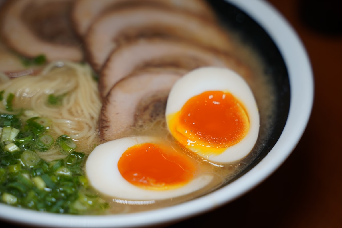 【暖暮拉麵那霸牧志店】沖繩國際通美食推薦 沖繩宵夜好選擇 開幕於2007年 純正豬骨湯頭