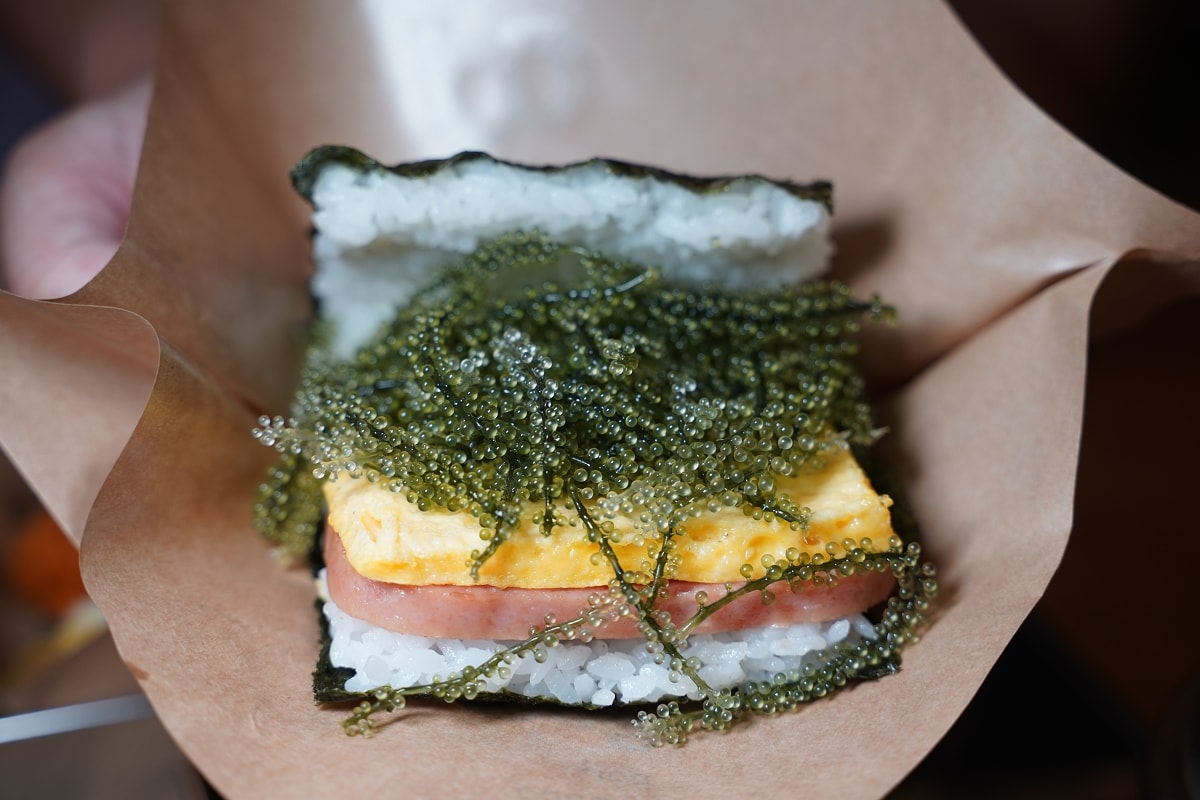 【沖繩飯糰推薦】超人氣海葡萄飯糰美味必點 pork tamago onigiri牧志市場店
