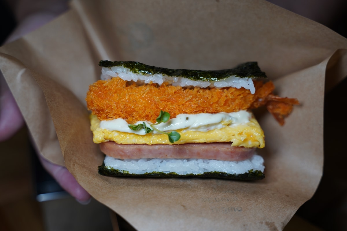 【沖繩飯糰推薦】超人氣海葡萄飯糰美味必點 pork tamago onigiri牧志市場店