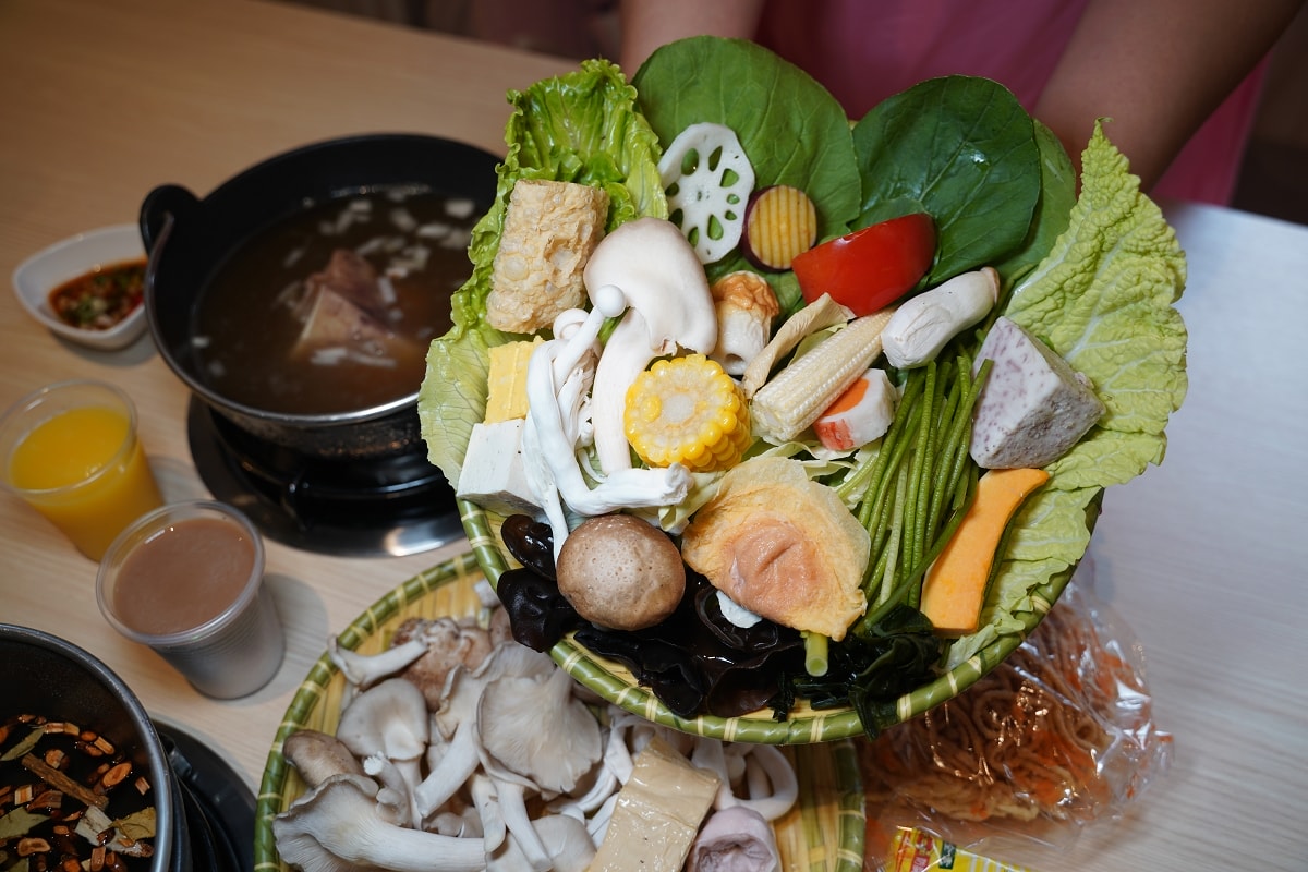 【中壢火鍋推薦】50種蔬菜火鍋料飲料冰品自助吧無限量供應 大苑子冰沙喝到飽 八石什鍋中壢環西店