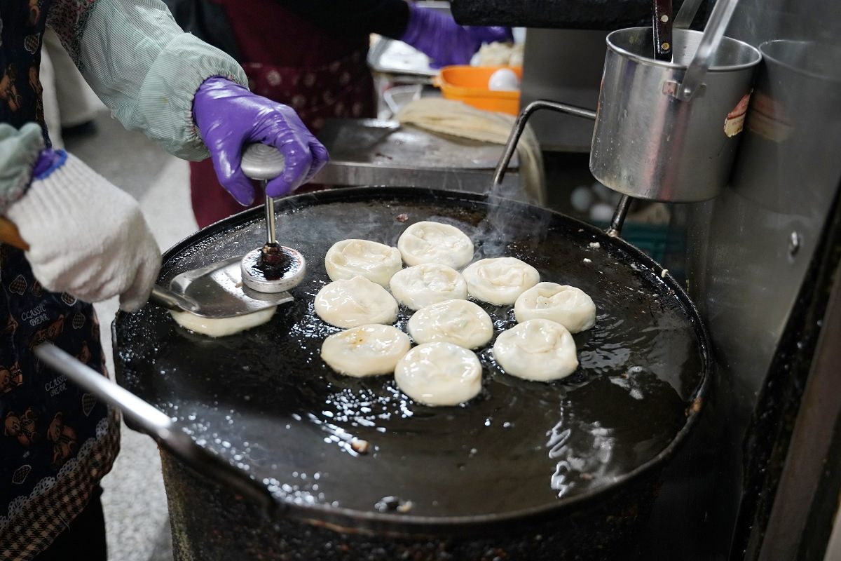 【基隆早餐推薦】基隆人氣排隊美食 先煎後烤美味蛋餅 周家蔥油餅