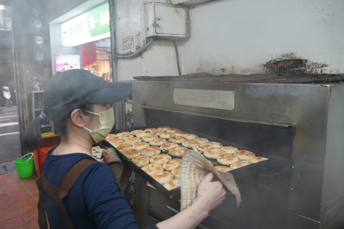 【基隆早餐推薦】基隆人氣排隊美食 先煎後烤美味蛋餅 周家蔥油餅