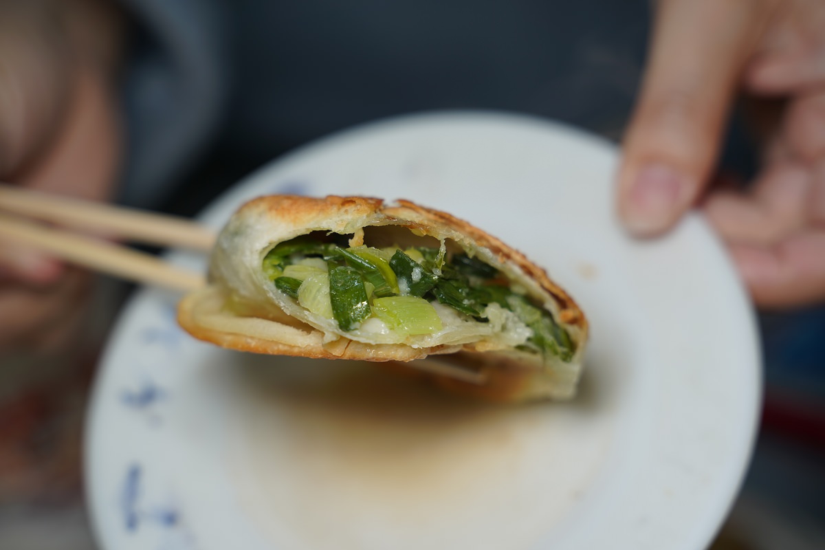 【基隆早餐推薦】基隆人氣排隊美食 先煎後烤美味蛋餅 周家蔥油餅