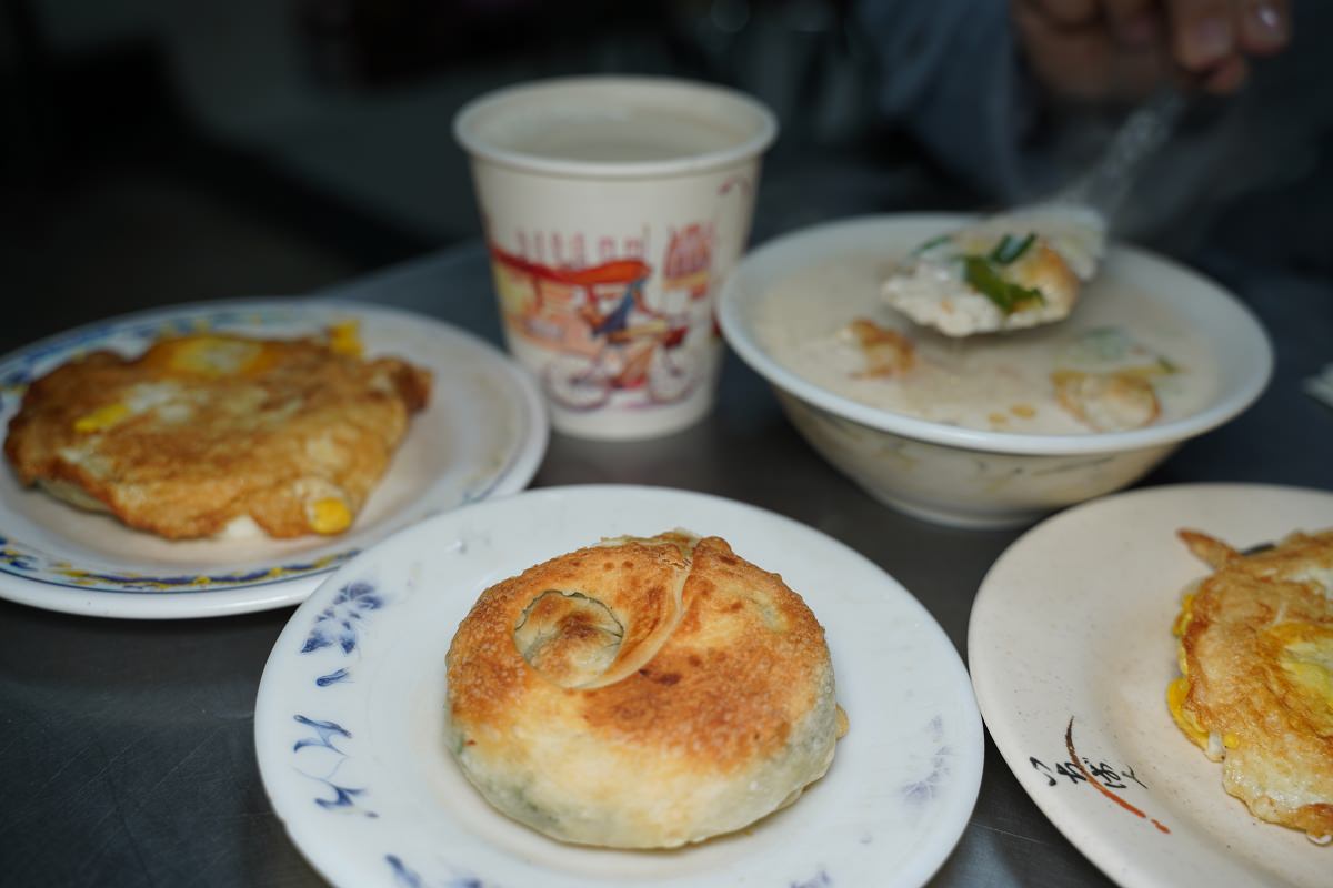 【基隆早餐推薦】基隆人氣排隊美食 先煎後烤美味蛋餅 周家蔥油餅