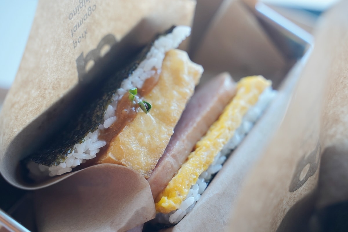 【沖繩那覇機場國際線搭機心得】那霸機場美食推薦 沖繩PO飯糰搭機前吃飽飽好選擇