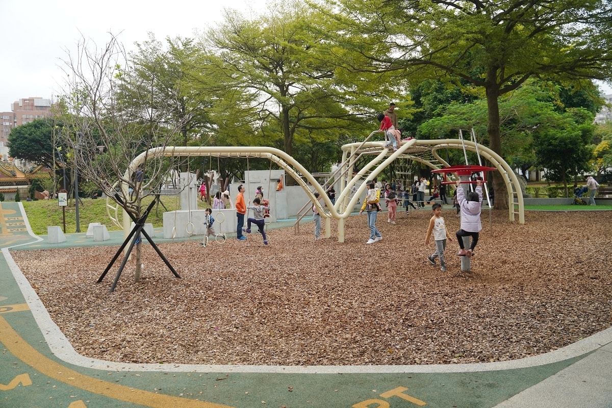 【中壢光明公園】中壢兒童遊戲場推薦 秘密樹屋探索/水樹遊戲島/奇幻樹屋探險/森林冒險挑戰區