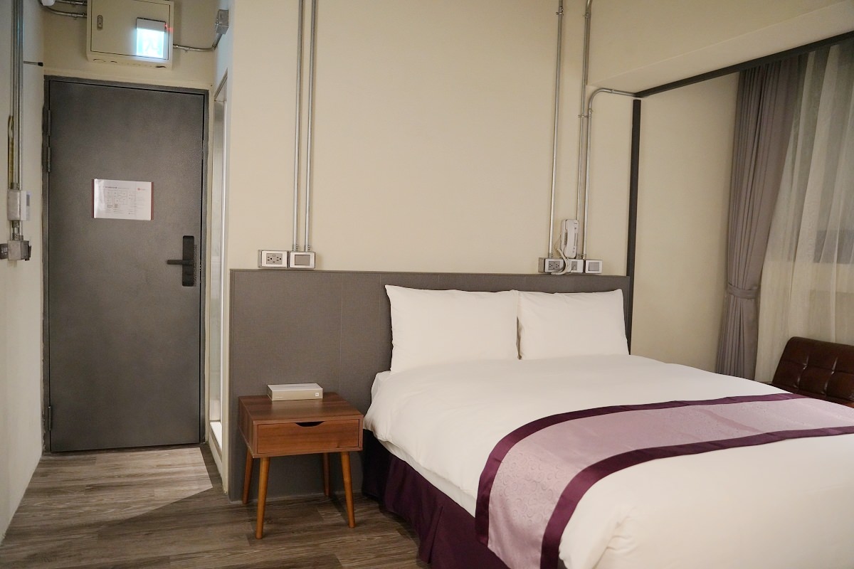 【台中平價住宿推薦】鄰近國立自然科學博物館/一中街商圈/勤美草悟商圈 精緻工業風格房型 台中薩圖恩文旅 - 第4張圖 【台中平價住宿推薦】鄰近國立自然科學博物館/一中街商圈/勤美草悟商圈 精緻工業風格房型 台中薩圖恩文旅