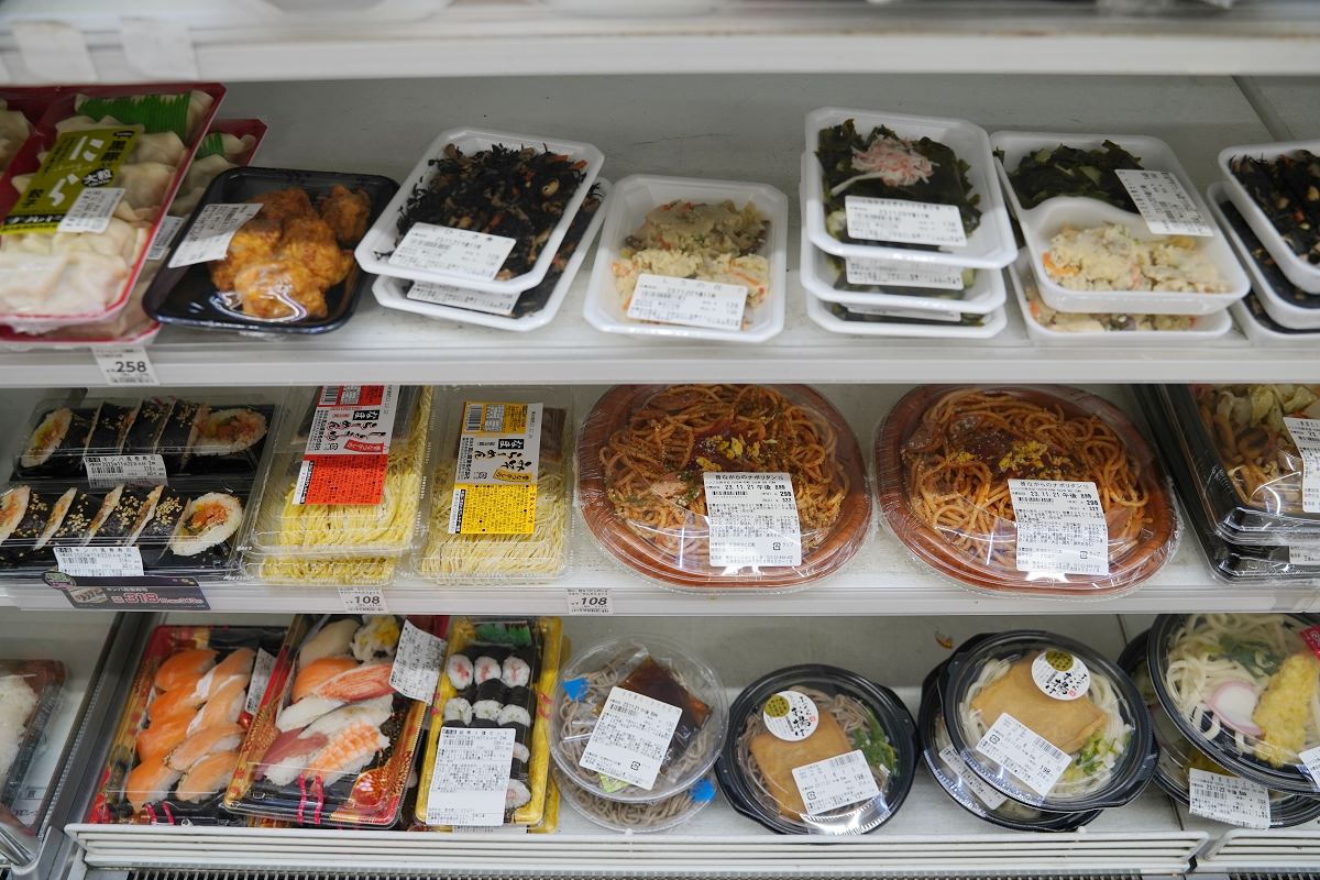 【Lawson Store 100】大阪購物血拼必訪 ローソンストア 100 泡麵/零食/飲料/冰淇淋/熟食通通有