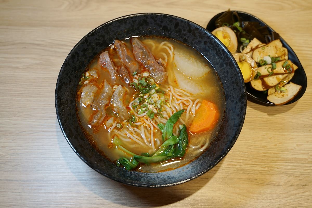 【林口牛肉麵推薦】大量蔬果慢火熬製 香氣四溢帶肉牛骨 奉上牛骨麵 Serve Beef Noodle