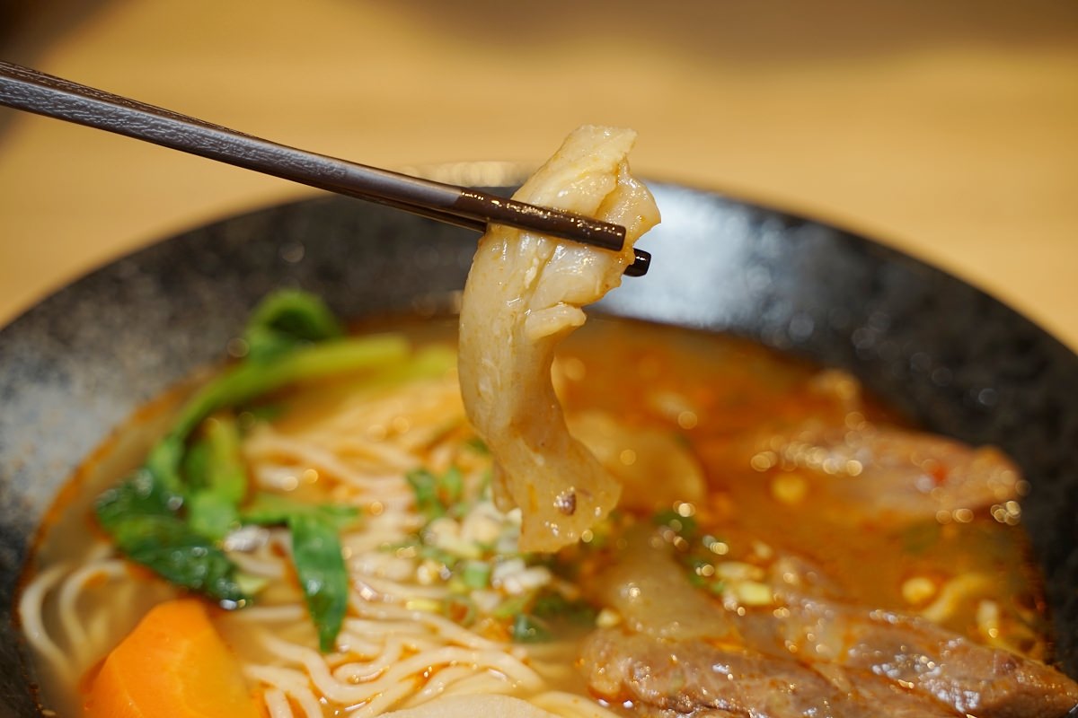 【林口牛肉麵推薦】大量蔬果慢火熬製 香氣四溢帶肉牛骨 奉上牛骨麵 Serve Beef Noodle