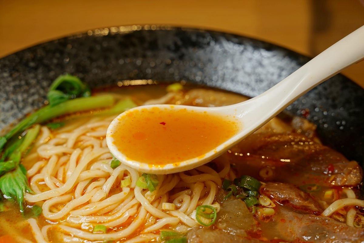 【林口牛肉麵推薦】大量蔬果慢火熬製 香氣四溢帶肉牛骨 奉上牛骨麵 Serve Beef Noodle