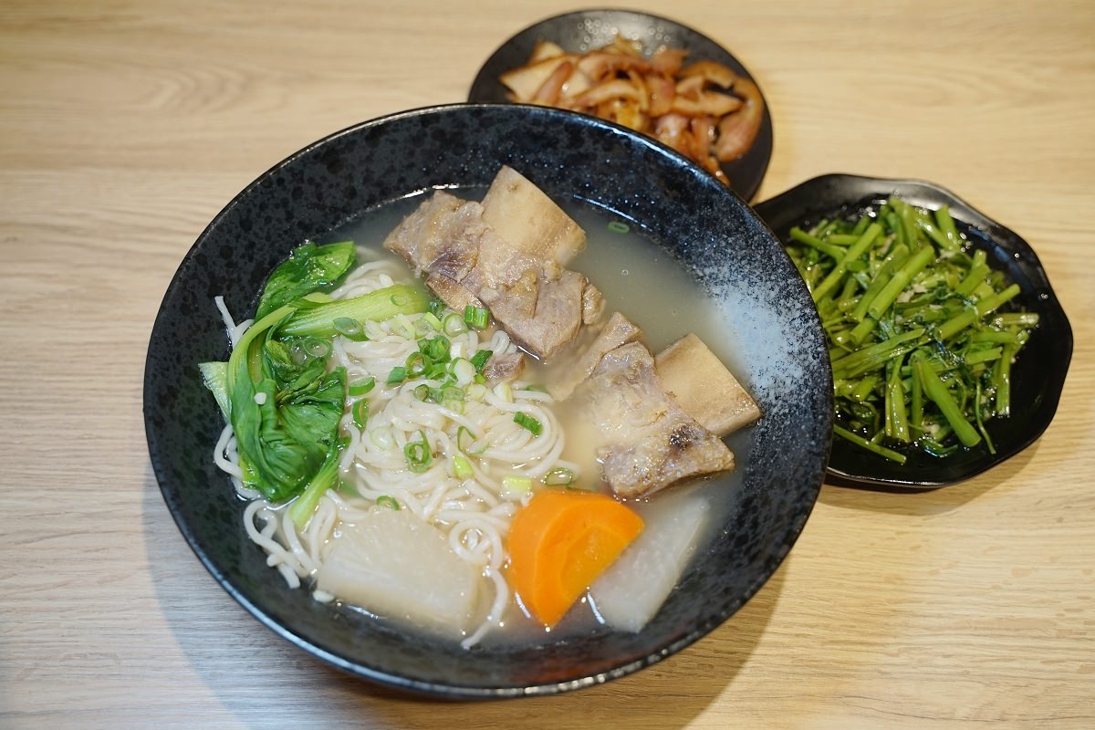 【林口牛肉麵推薦】大量蔬果慢火熬製 香氣四溢帶肉牛骨 奉上牛骨麵 Serve Beef Noodle