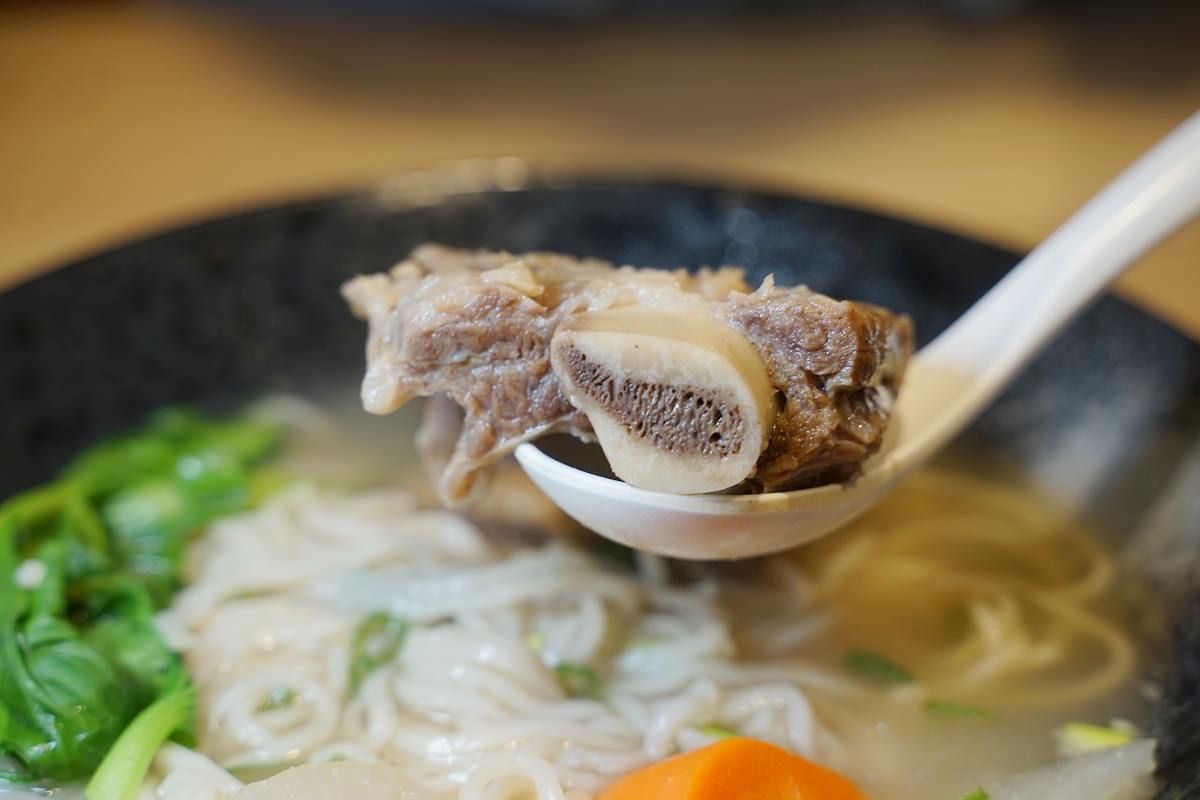 【林口牛肉麵推薦】大量蔬果慢火熬製 香氣四溢帶肉牛骨 奉上牛骨麵 Serve Beef Noodle