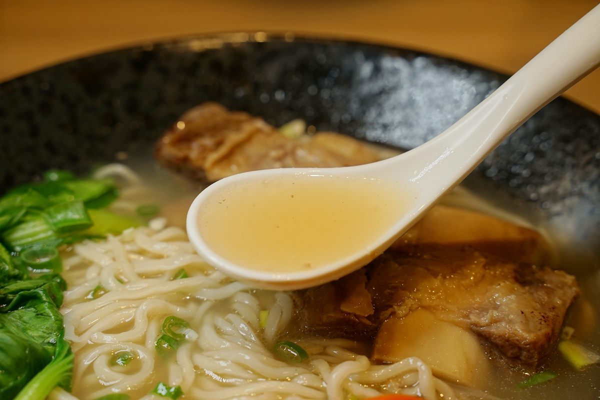 【林口牛肉麵推薦】大量蔬果慢火熬製 香氣四溢帶肉牛骨 奉上牛骨麵 Serve Beef Noodle