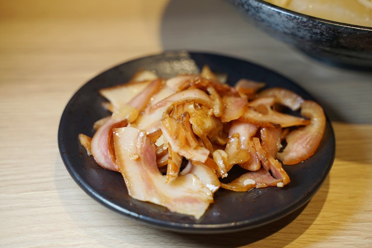 【林口牛肉麵推薦】大量蔬果慢火熬製 香氣四溢帶肉牛骨 奉上牛骨麵 Serve Beef Noodle