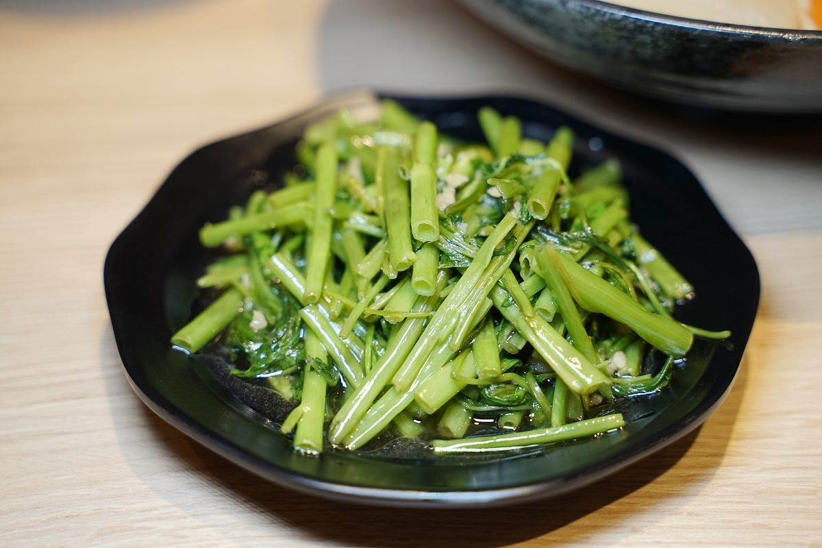 【林口牛肉麵推薦】大量蔬果慢火熬製 香氣四溢帶肉牛骨 奉上牛骨麵 Serve Beef Noodle