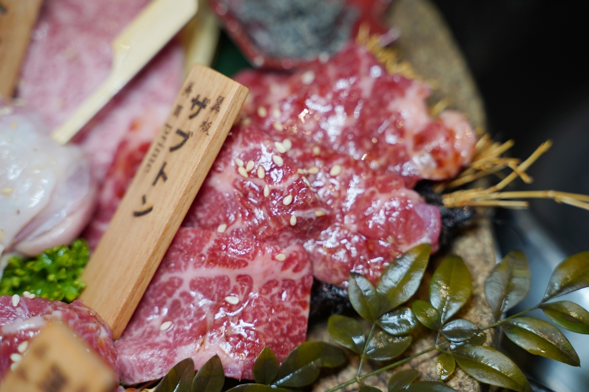 【新竹日式燒肉推薦】國家藝術園區美食餐廳好選擇 全程桌邊代烤服務/特約停車場 上野村日式燒肉專門店
