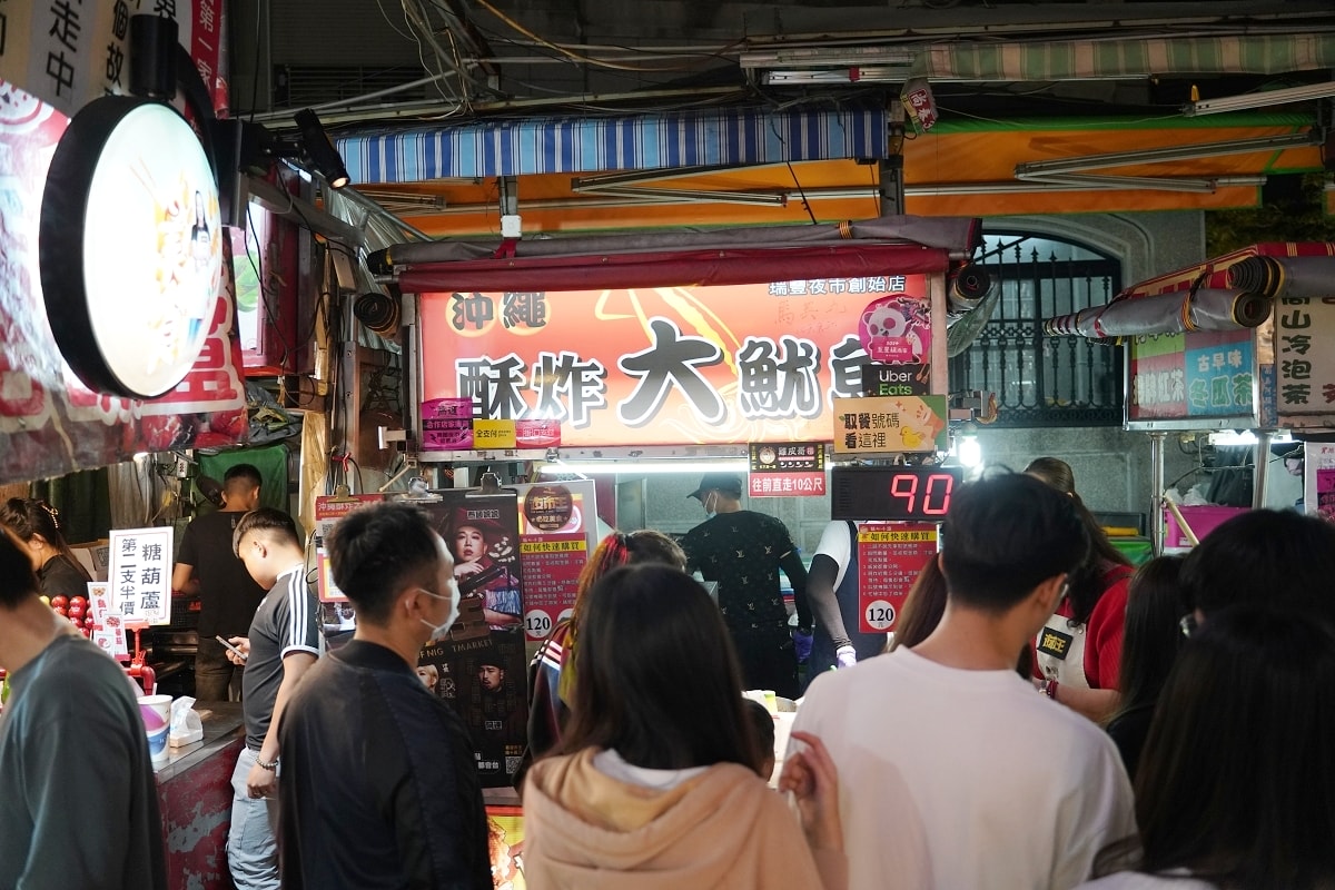 【高雄瑞豐夜市美食推薦】夜市王海鮮王第三名 酥炸大魷魚始祖 沖繩酥炸大魷魚瑞豐夜市創始店 - 第1張圖 【高雄瑞豐夜市美食推薦】夜市王海鮮王第三名 酥炸大魷魚始祖 沖繩酥炸大魷魚瑞豐夜市創始店