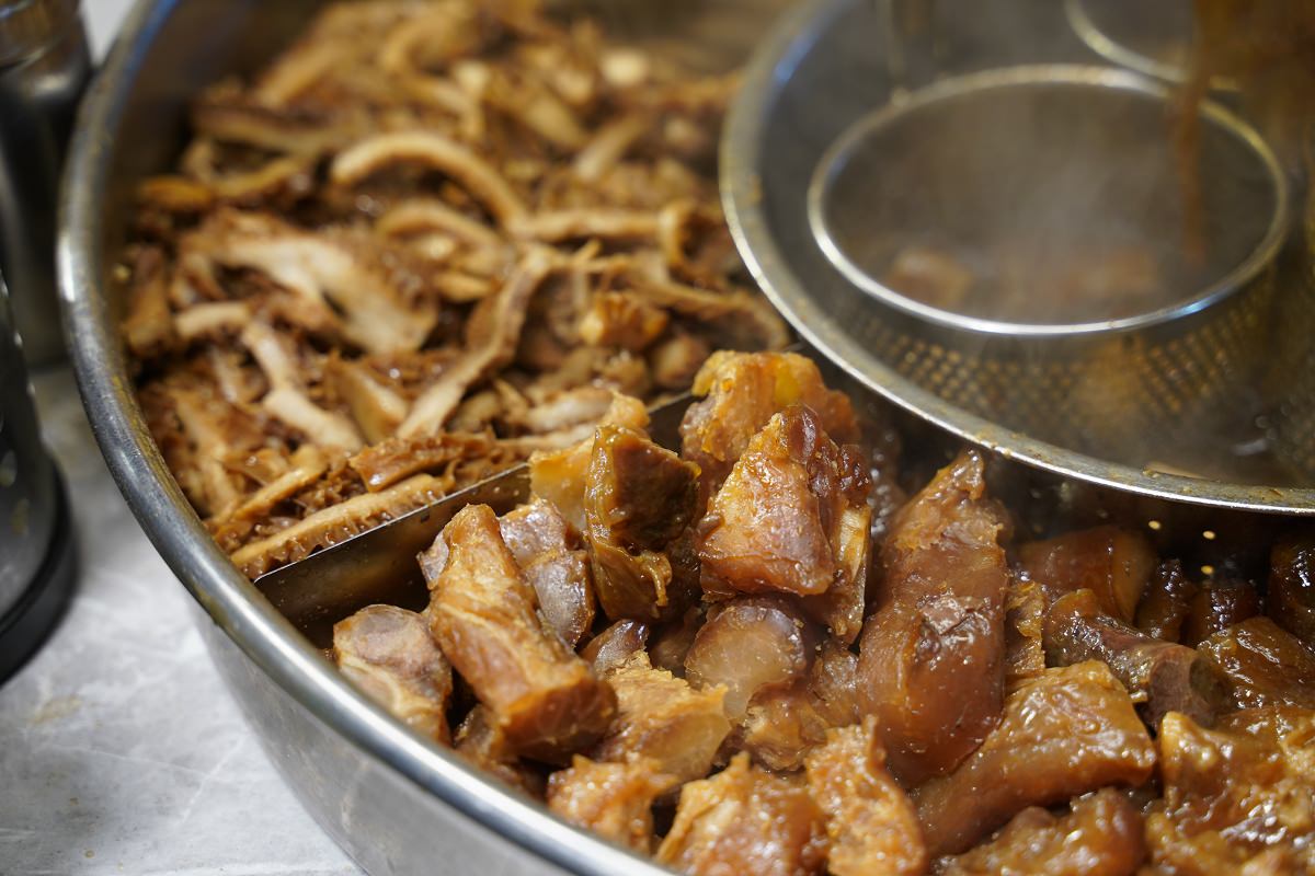 【新竹後站夜市美食推薦】獨家醬汁小火燉煮 美味必吃香噴牛三寶 老拌 香噴牛三寶