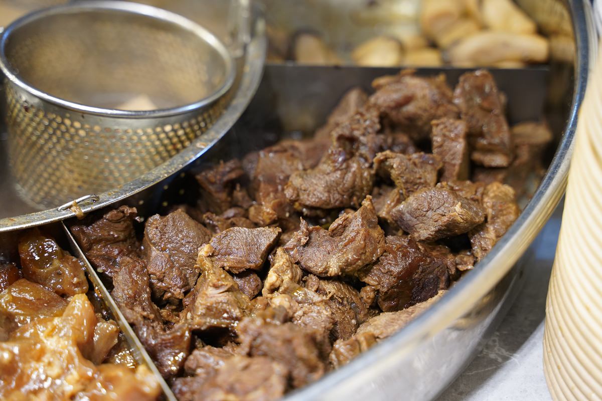 【新竹後站夜市美食推薦】獨家醬汁小火燉煮 美味必吃香噴牛三寶 老拌 香噴牛三寶