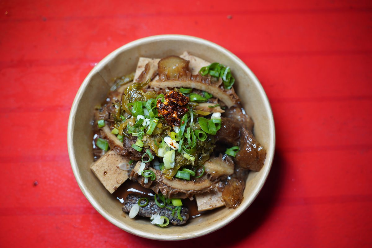 【新竹後站夜市美食推薦】獨家醬汁小火燉煮 美味必吃香噴牛三寶 老拌 香噴牛三寶